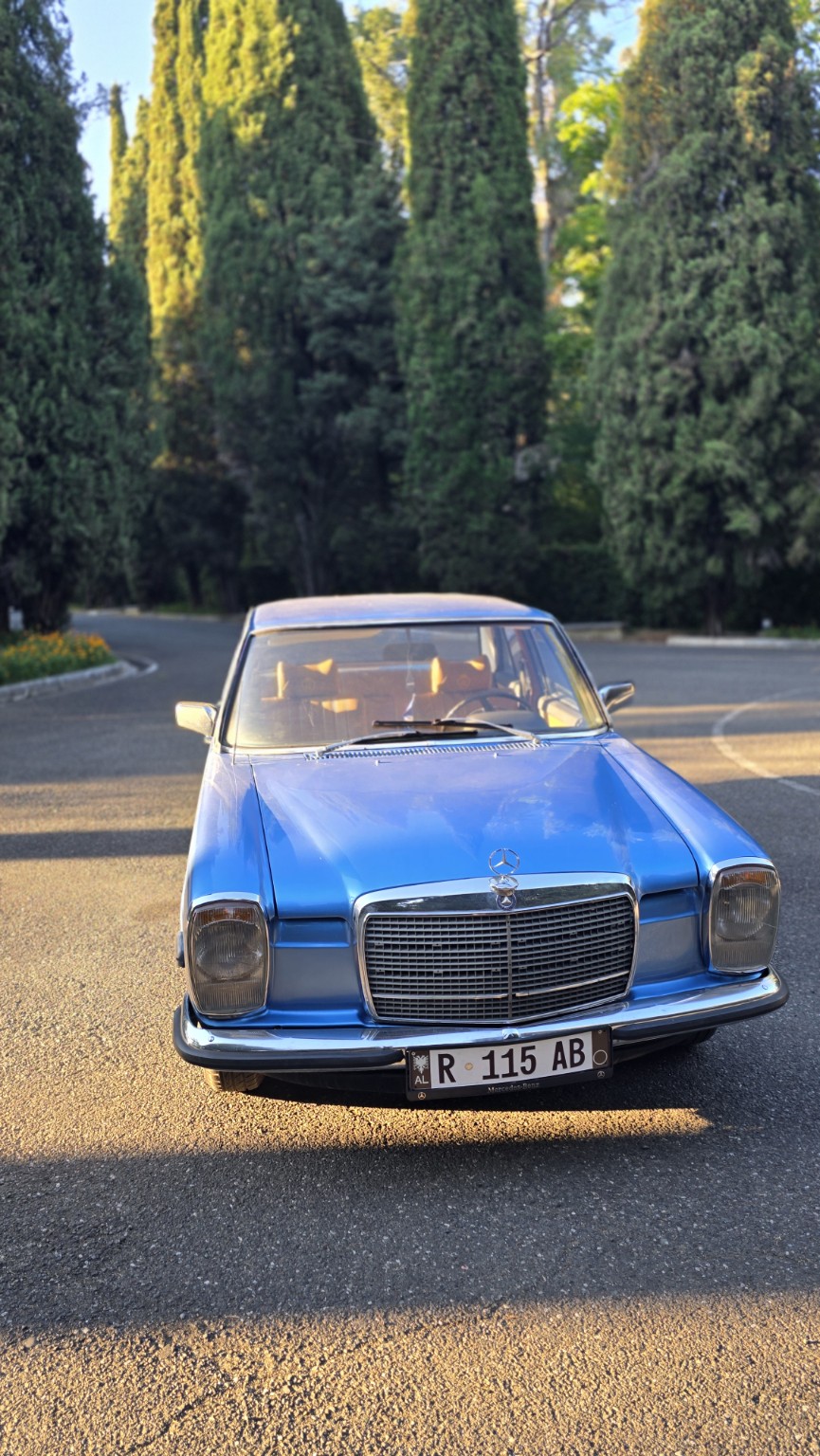Mercedes-Benz W115 front view